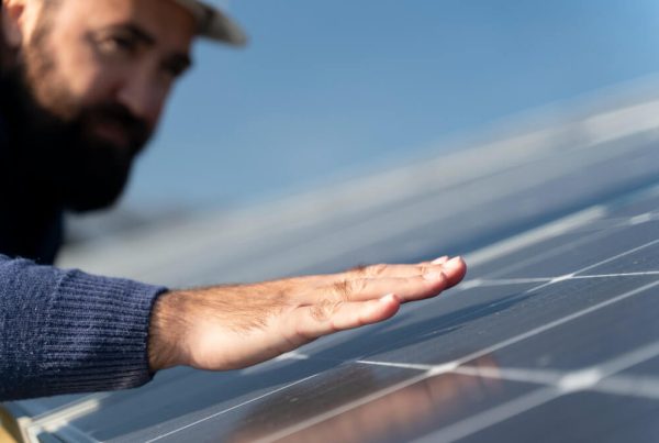 montaje de componentes metálicos de seguidores solares