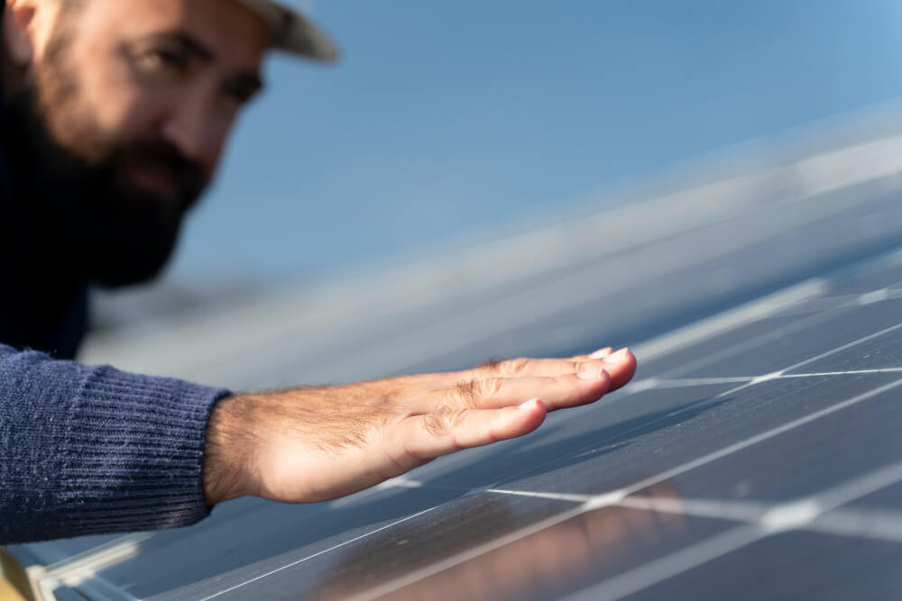 Montaje de componentes metálicos de seguidores solares